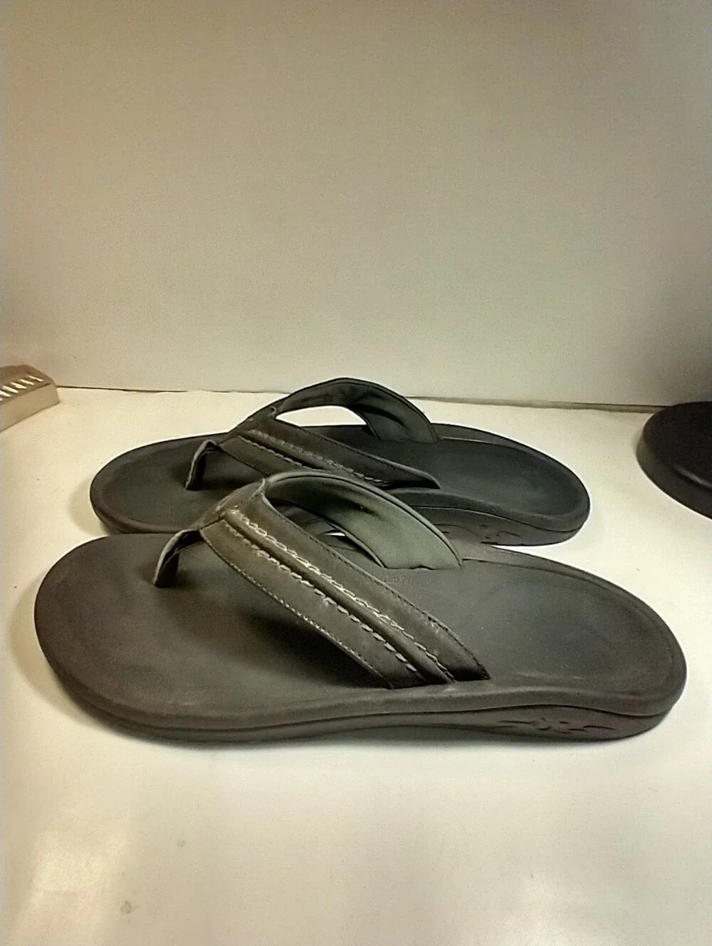 OluKai Hokua Black Flip Flop Sandals Men's sz 12